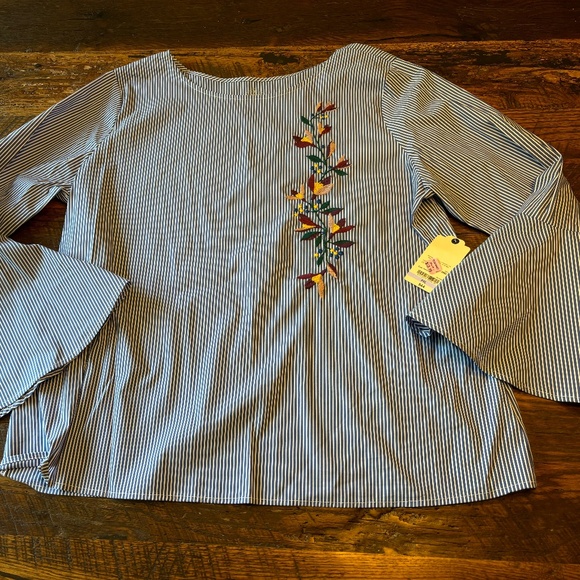 ✨Host pick ✨Ladies Blue & White Stripe Floral Embroidered Bell Sleeve To… - Picture 2 of 16